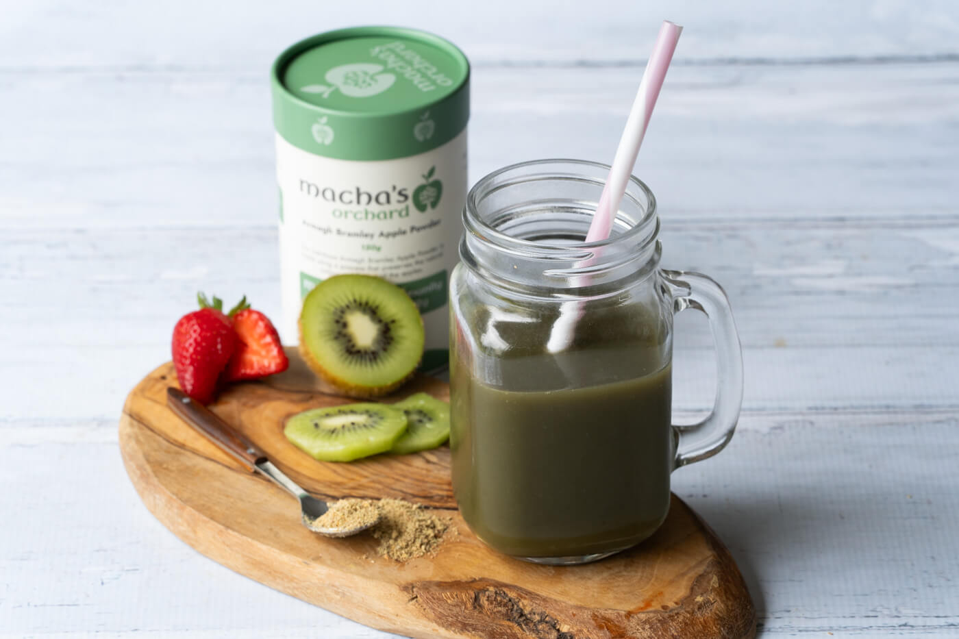 Read more about the article Glowing Green Smoothie with Kiwi, Strawberries & Apple Powder